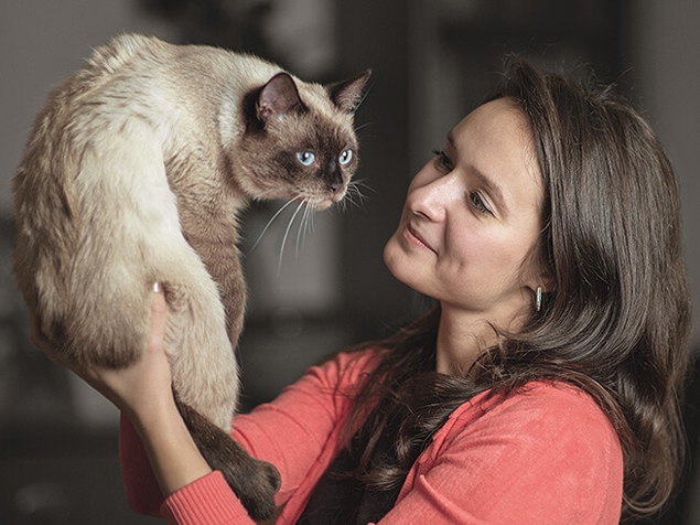 Frau hält Katze