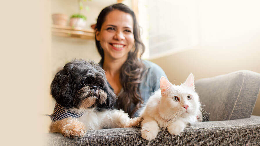 Frau mit Hund und Katze