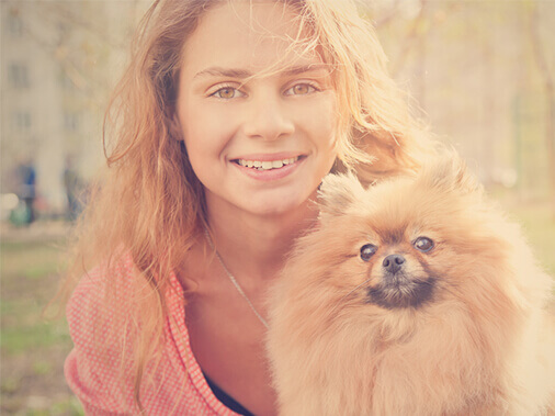 Kleiner Hund mit Frauchen