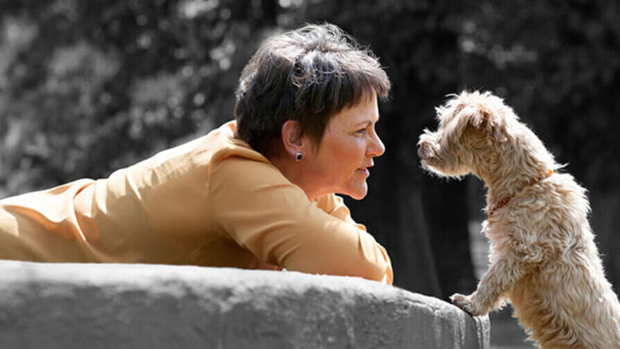 Frau mit Hund auf Schoß