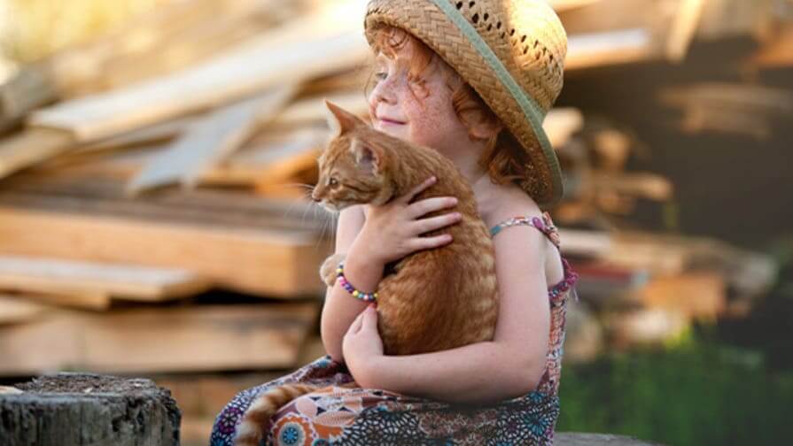 Mädchen mit Katze draußen