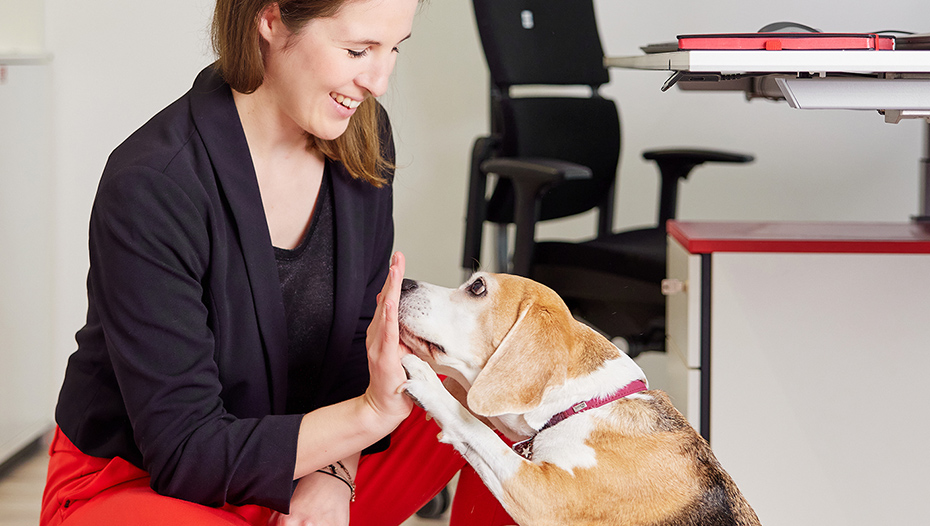 PURINA Mitarbeiterin Patricia mit ihrem Hund im Büro