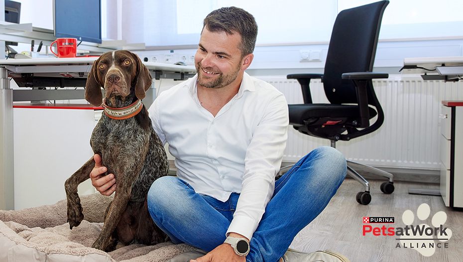 PURINA Mitarbeiter mit seinem Hund auf der Arbeit dank Pets at Work