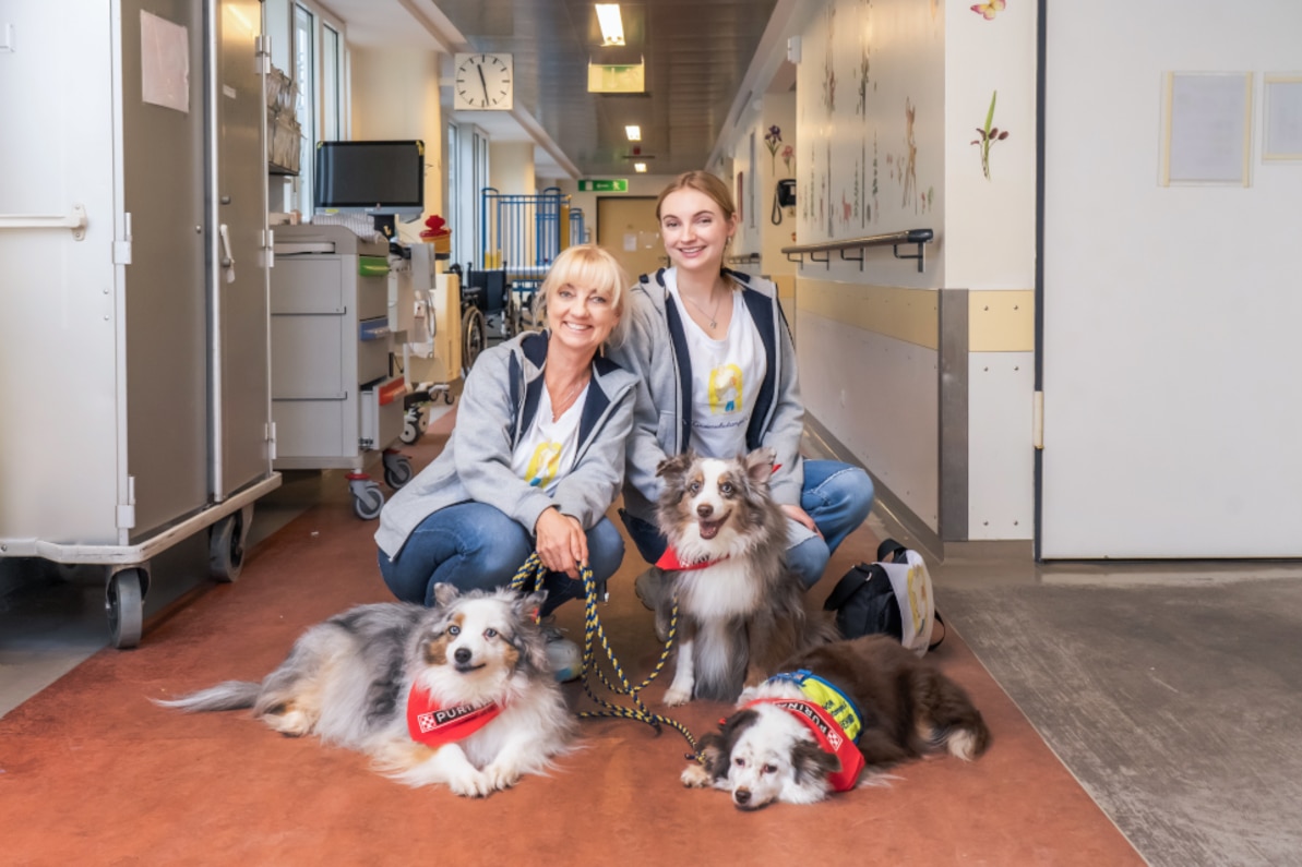 Purina / Kinderschutzengel-Hunde mit Betreuern in Krankenhaus