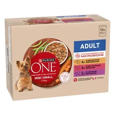 Adult mit Huhn, Karotten und grünen Bohnen in Sauce