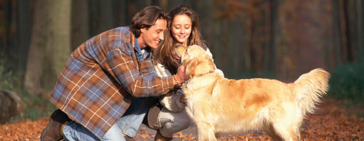Hund mit Frauchen und Herrchen