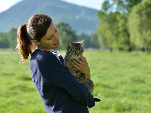 Frau mit Katze auf dem Arm