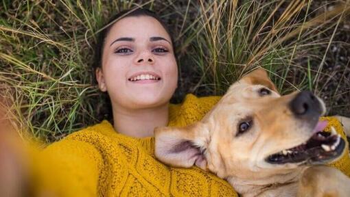 Frau macht ein Selfie mit Hund