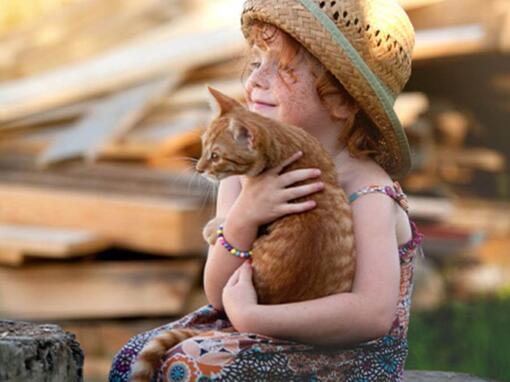 Mädchen mit Katze draußen
