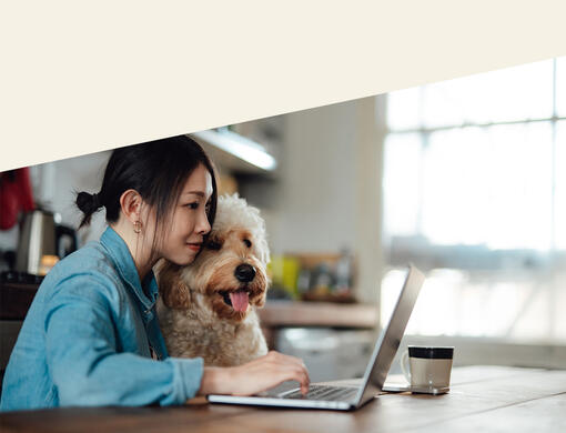 Frau mit Hund am Laptop