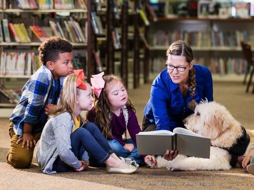 Lehrerin mit Kindern und Hund