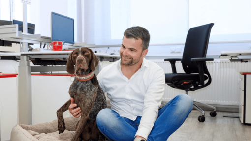 Ein Mann sitzt mit einem Hund