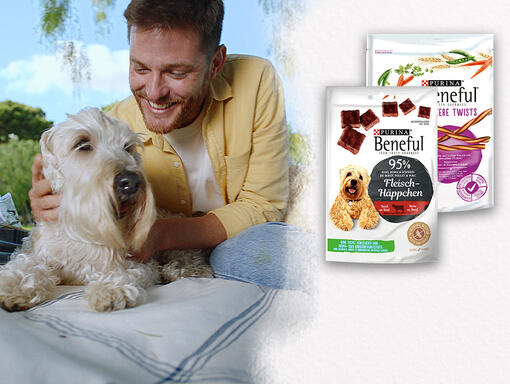 Herrchen mit weißem Hund und BENEFUL Snack Produkten