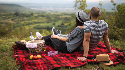 Paar beim Picknick