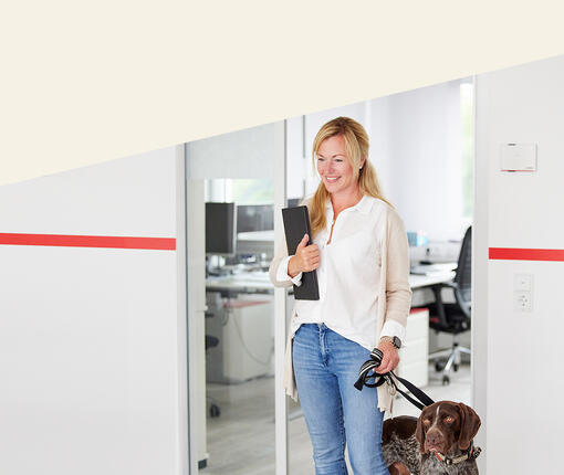 PURINA Mitarbeiterin mit ihrem Hund im Büro in Euskirchen