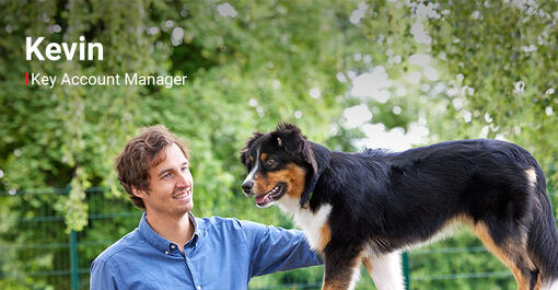 PURINA Mitarbeiter Kevin beim Training mit seinem Hund im Freien