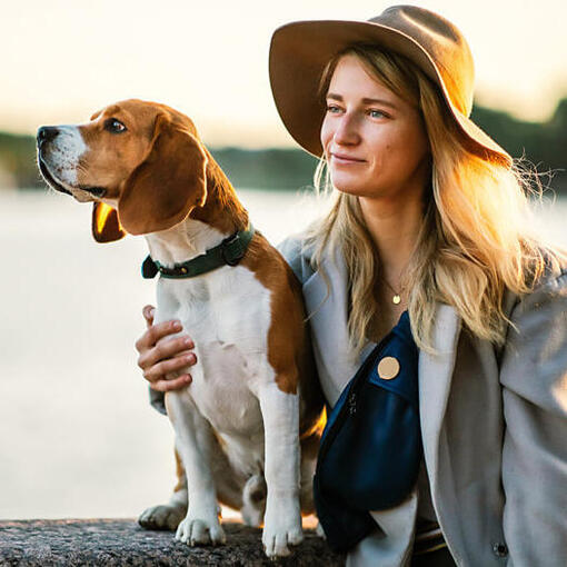 Frauen mit Beagle in der Nähe des Flusses