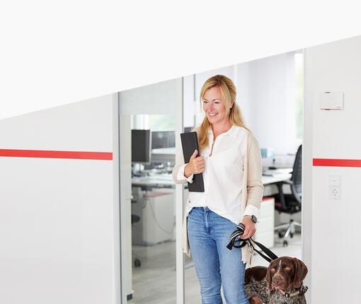 PURINA Mitarbeiterin mit ihrem Hund im Büro in Euskirchen